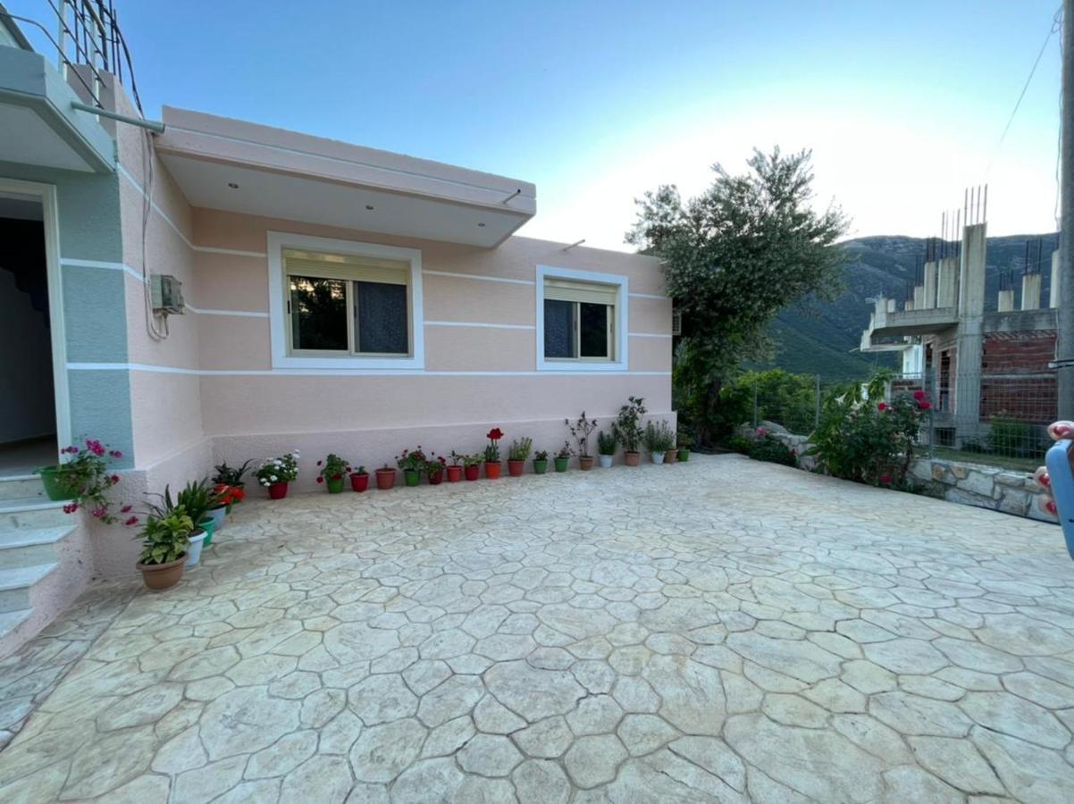 Cheerful 3-Bedroom Private Villa in Borsh! Buitenkant foto